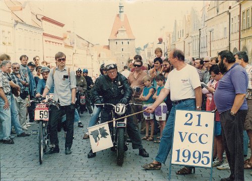 Opět oblíbené Domažlice, rok 1995. Tehdy jsem se tam z Prahy vydal sám po ose