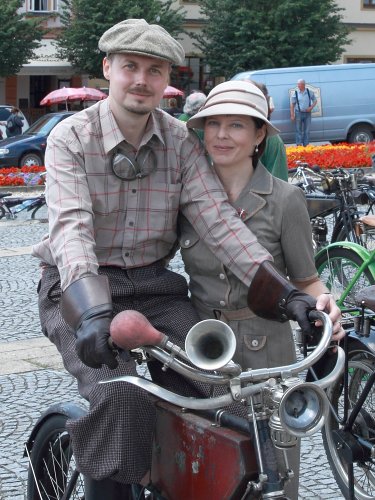 Pohár motorových dvoukolek 2011. Pán je spíše stylový, nežli dobový k motocyklu z počátku 20. století, dáma má apartní šaty, jen také zhruba o dvacet let novější. Holt motocykl byl půjčený, takto staré období je mimo naši výbavu