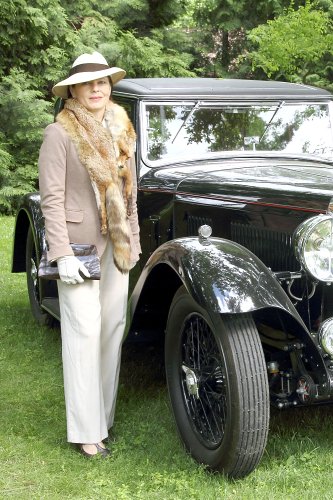 Concours d'Elegance Loučeň 2012. Kalhotový kostým patří spíše až ke čtyřicátým rokům a není tolik běžný. Dámě však sekne