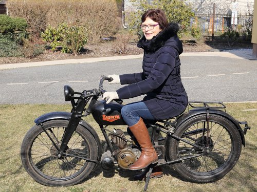 Saroléa 32U. Choť Petra pózuje na právě z Belgie dovezeném motocyklu. Začátek března 2018
